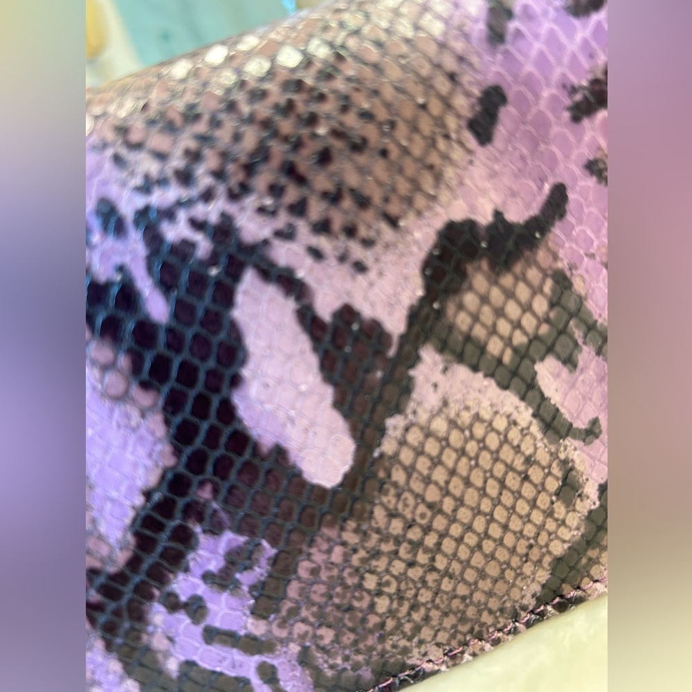 Purple snakeskin purse with short shoulder strap, chain detail. Magnet closure. - Picture 4 of 16